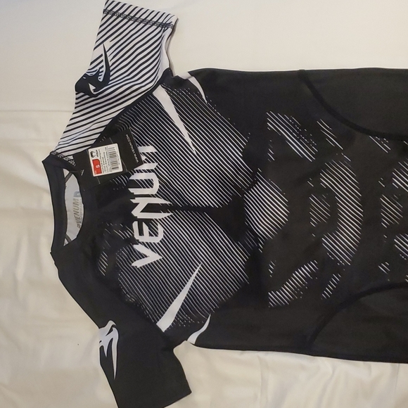 NWT BLACK & WHITE Venum Rashguard - Picture 5 of 6